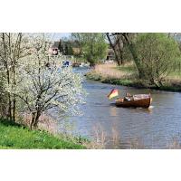 9050_1815 Blühende Bäume am Esteufer - ein Motorboot in Fahrt flussaufwärts. | 